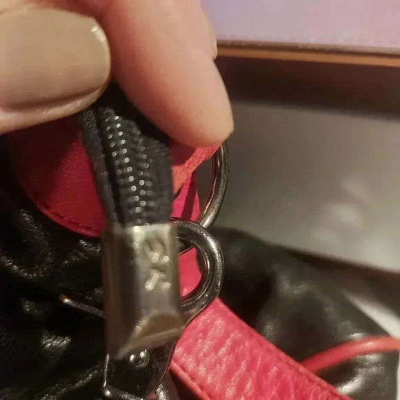 Silver Rose | Vintage Retro Black  and Red Leather Shoulder Bag - Picture 12 of 16